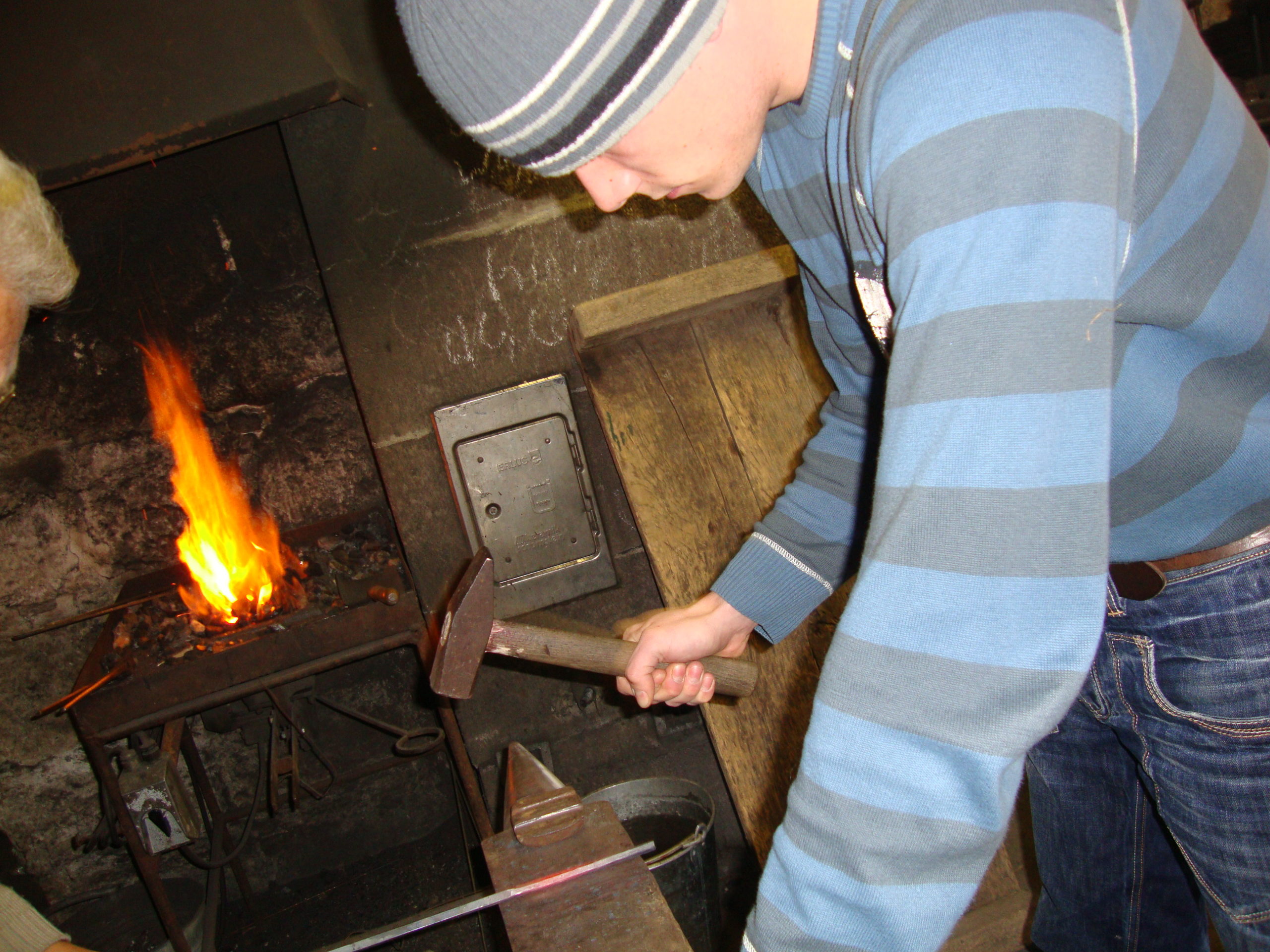 Johannes beim Schmieden am offenen Feuer