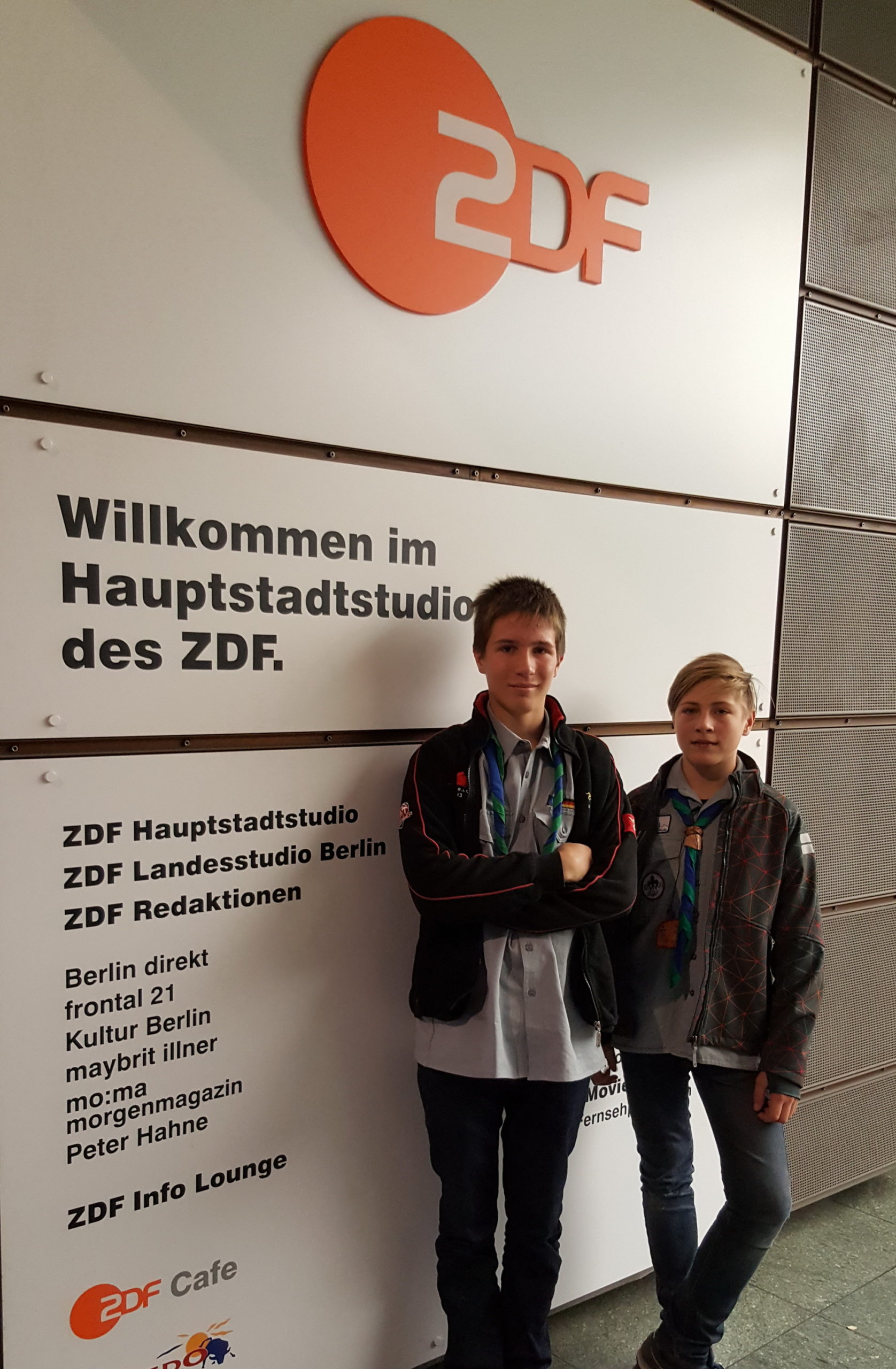 Timon und Vincent (v.l.n.r.) bei einem „Abstecher“ zum Hauptstadtstudio des Zweiten Deutschen Fernsehens (ZDF), dem Träger der Fernsehlotterie „Aktion Mensch“